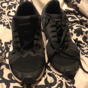 Boys 3.5y black white nike shoes